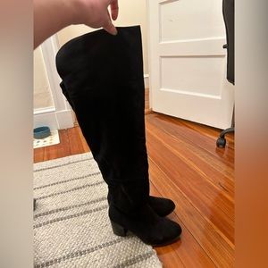 Thigh-high black boots. Suede. Brand: diba